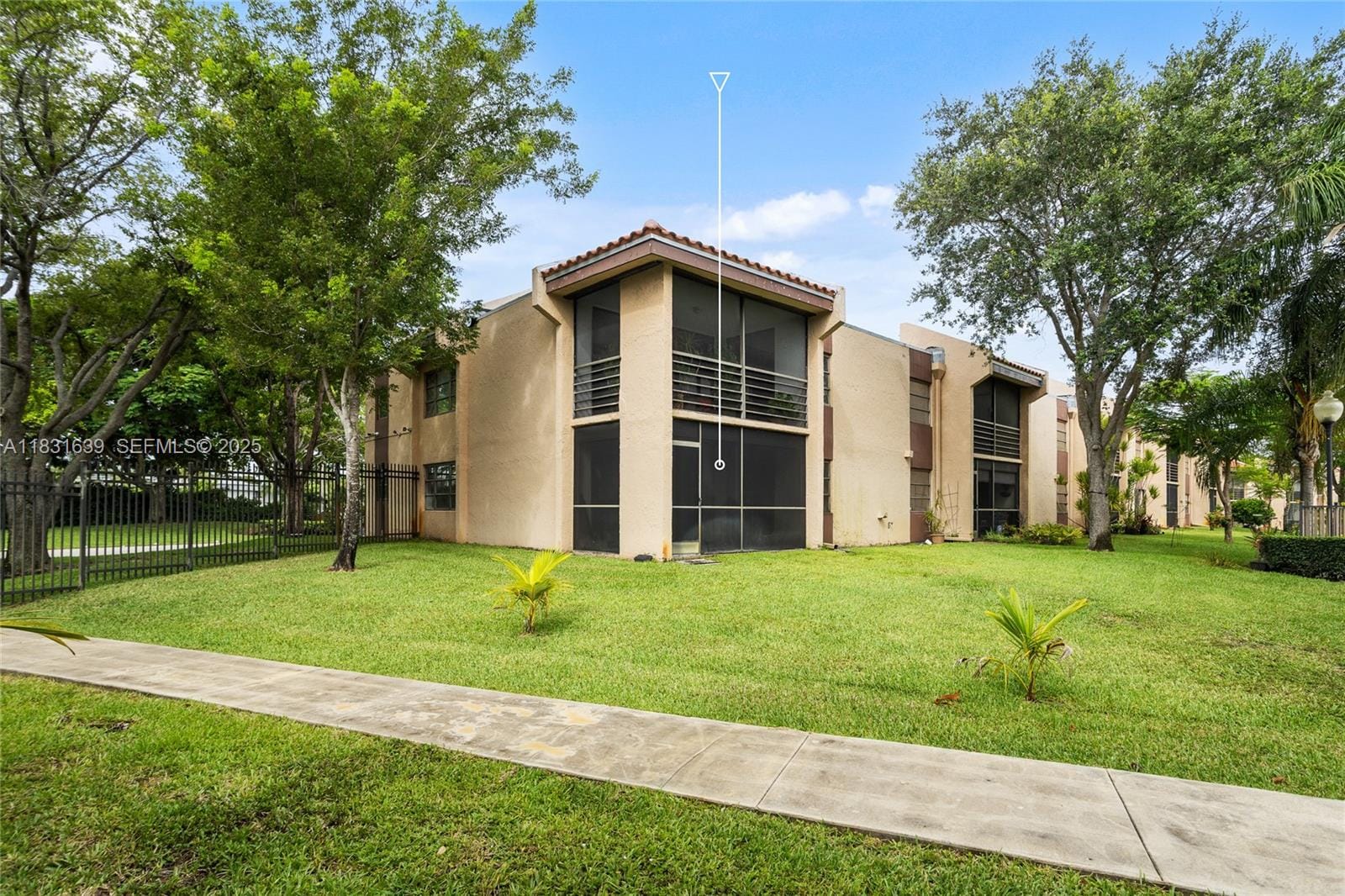 20801 San Simeon Way 105, Miami, FL 33179 photo 2
