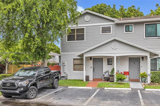 10527 NW 6th Street, Pembroke Pines, FL 33026