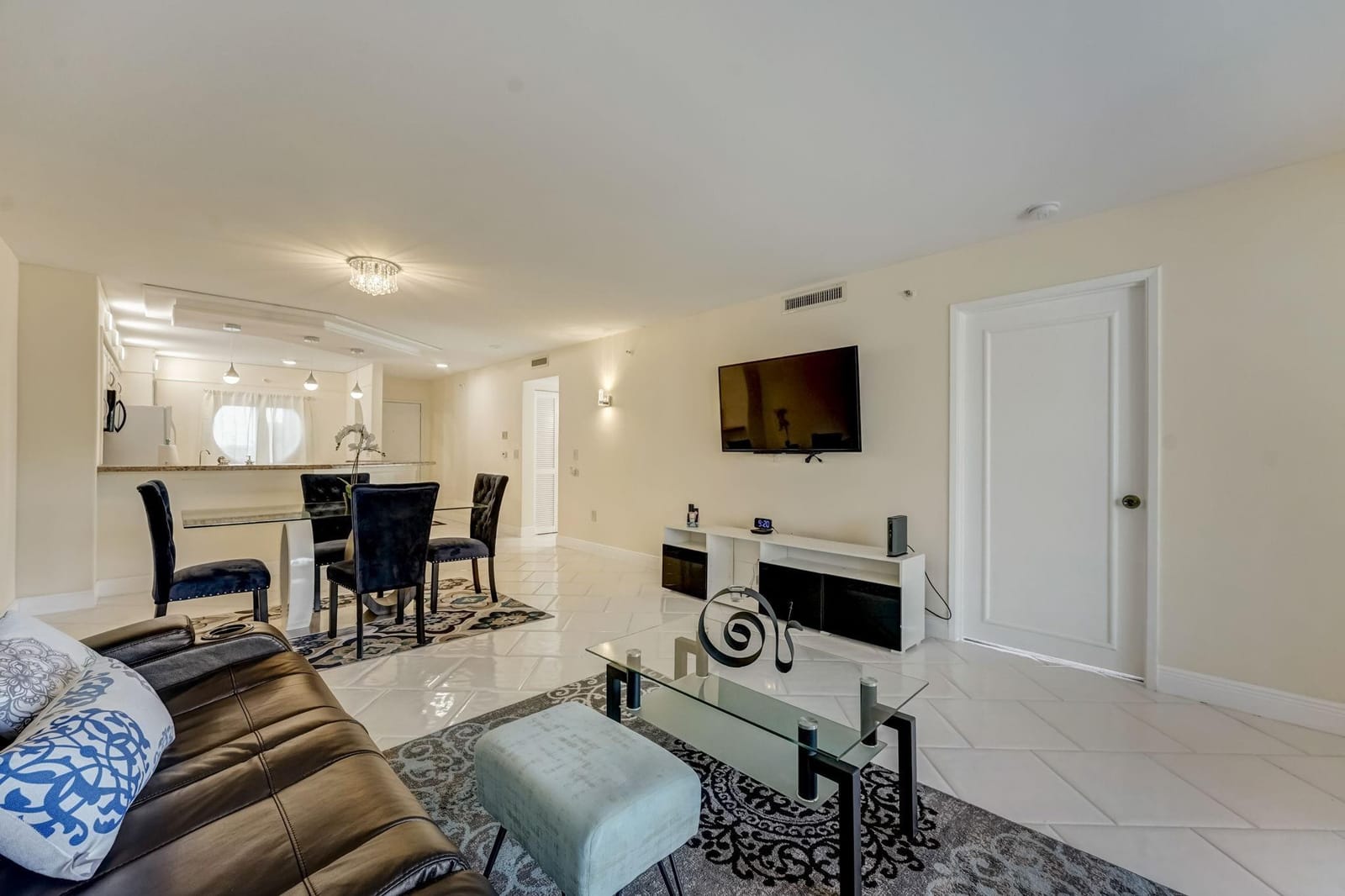 2240 N Cypress Bend Drive 501 — photo 9