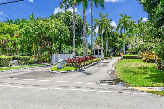 112 S Royal Park Drive 1C, Oakland Park, FL 33309