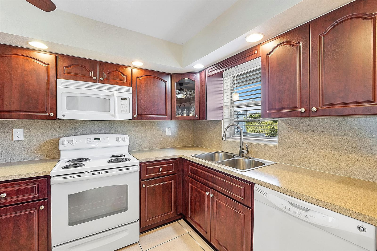 5860 NW 44th Street 403, Lauderhill, FL 33319 photo 2