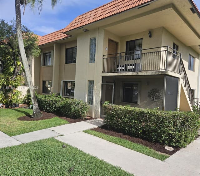 366 Lakeview Drive 104, Weston, FL 33326