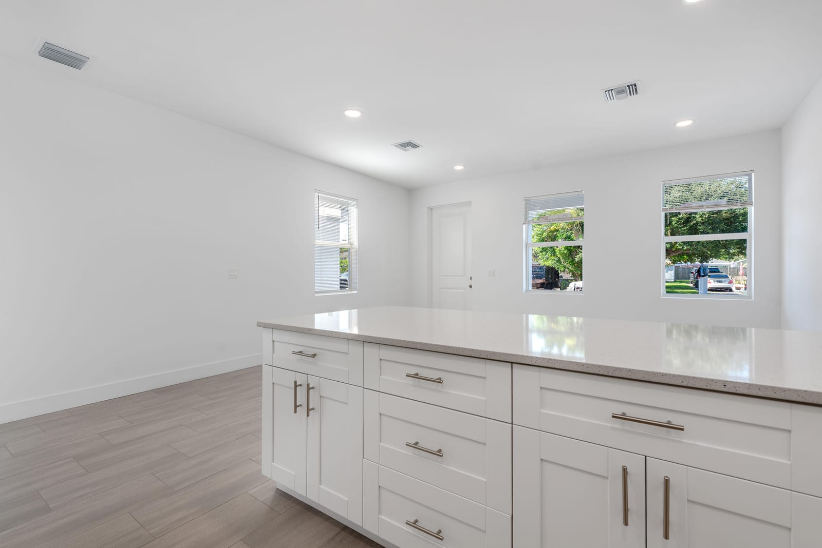 3731 Saginaw Avenue — photo 8