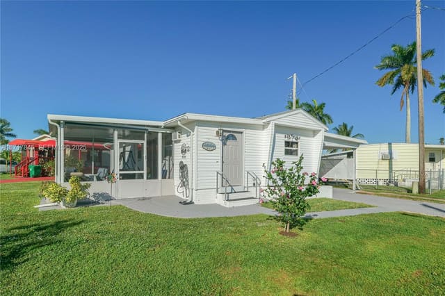8501 SW 18th Court, Davie, FL 33324