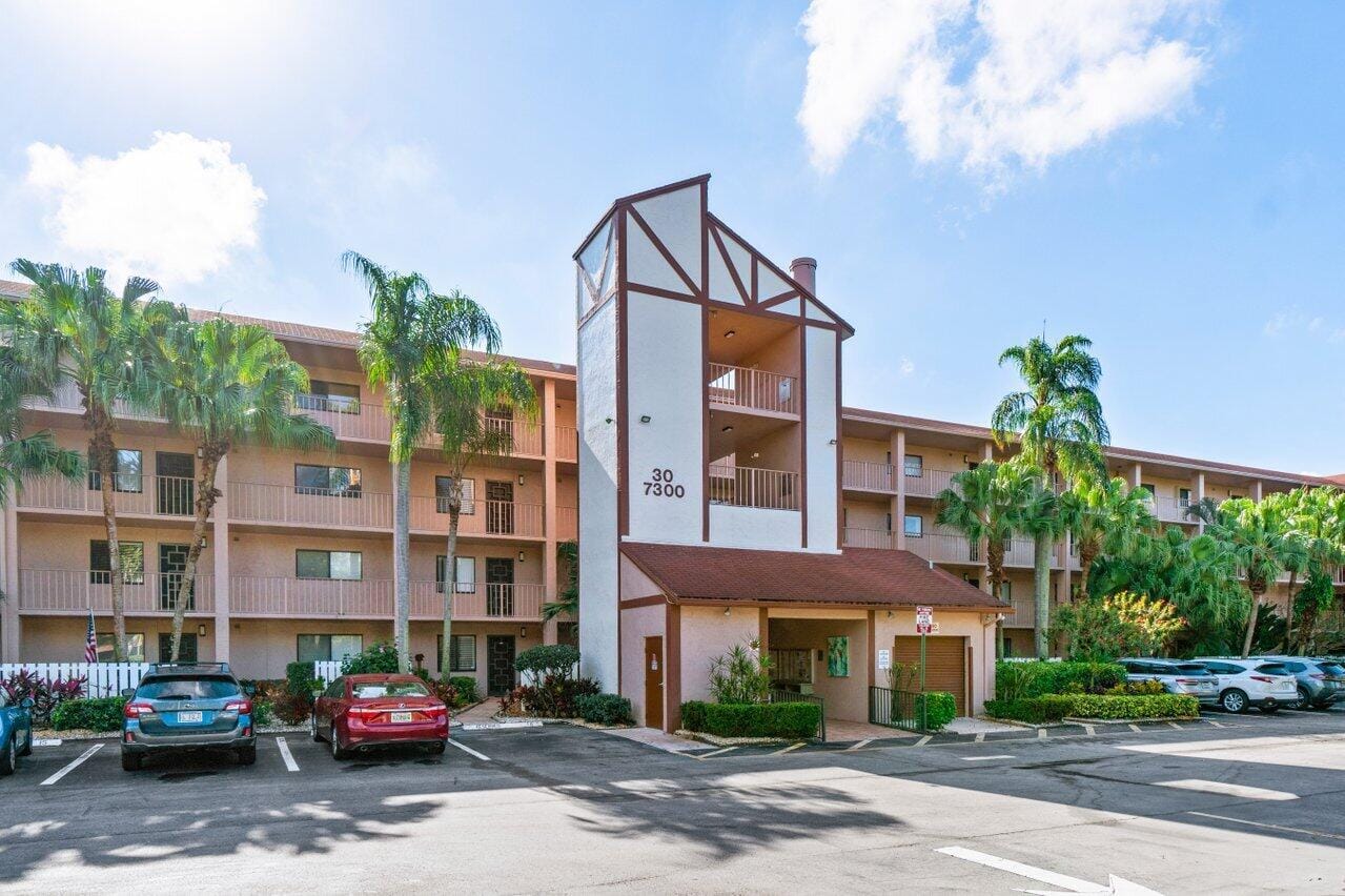 7300 Amberly Lane 402, Delray Beach, FL 33446