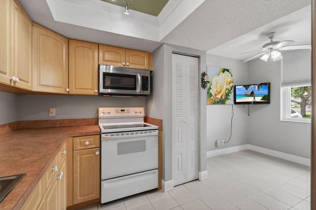 16 Willowbrook Lane 102, Delray Beach, FL 33446
