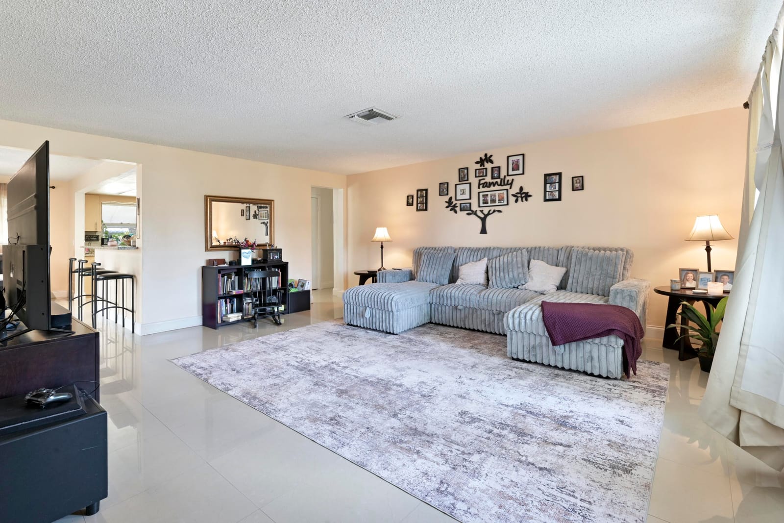 425 San Mateo Drive — photo 3