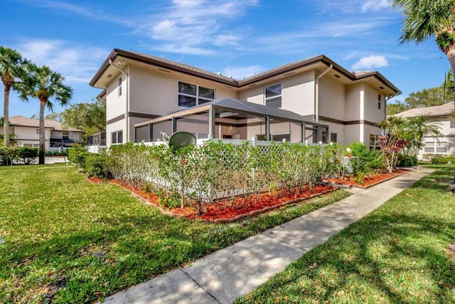 18 Amherst Court B, Royal Palm Beach, FL 33411