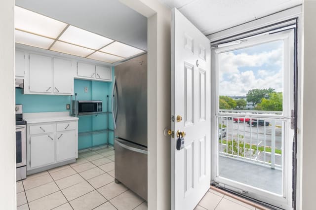 114 Royal Park Drive 3C, Oakland Park, FL 33309
