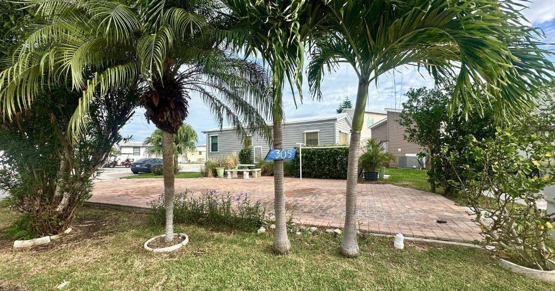 305 Nettles Boulevard, Jensen Beach, FL 34957 photo 2