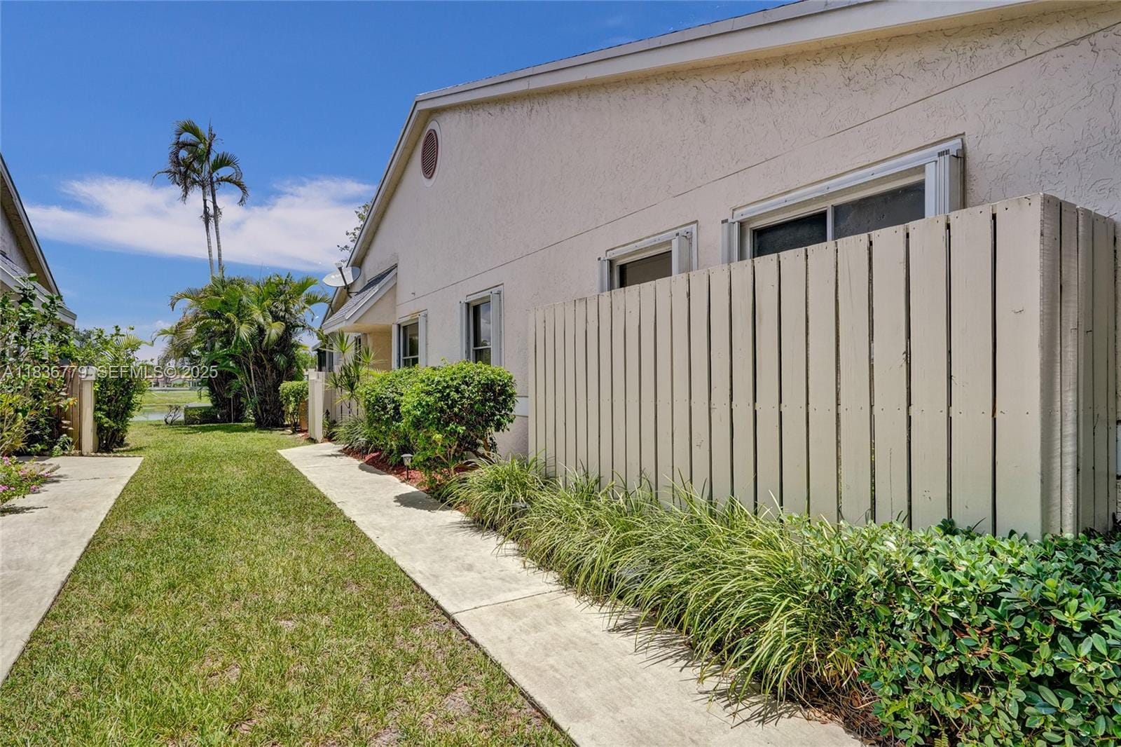 2083 E Discovery E Circle, Deerfield Beach, FL 33442 photo 4