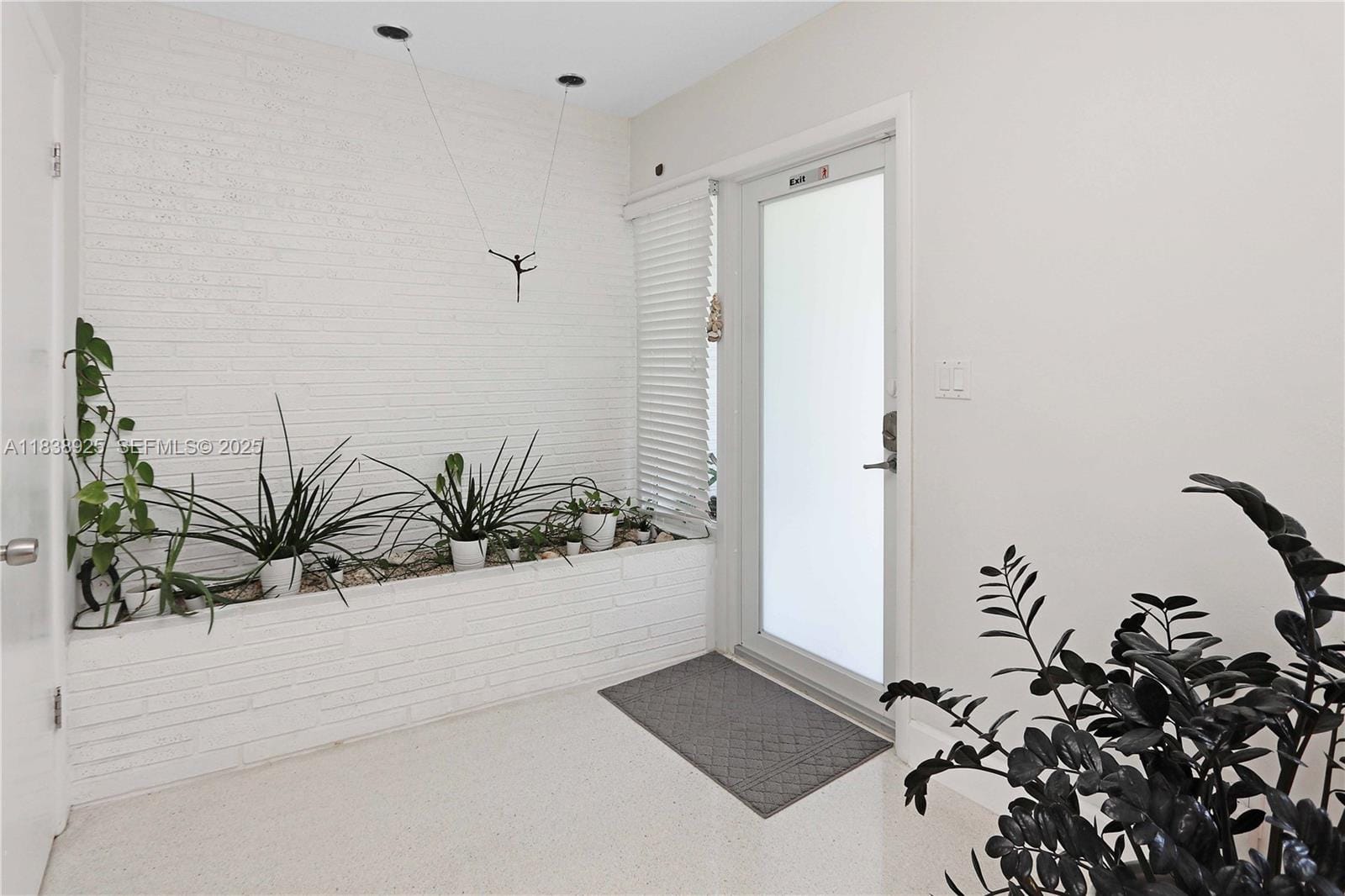 952 Hollywood Boulevard — photo 4