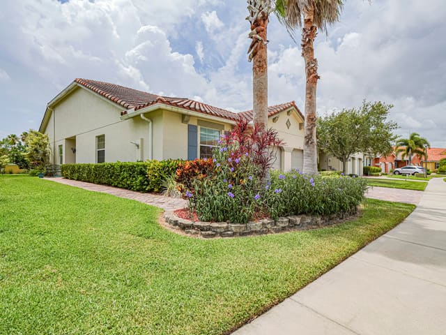 6325 Oxford Circle 101, Vero Beach, FL 32966