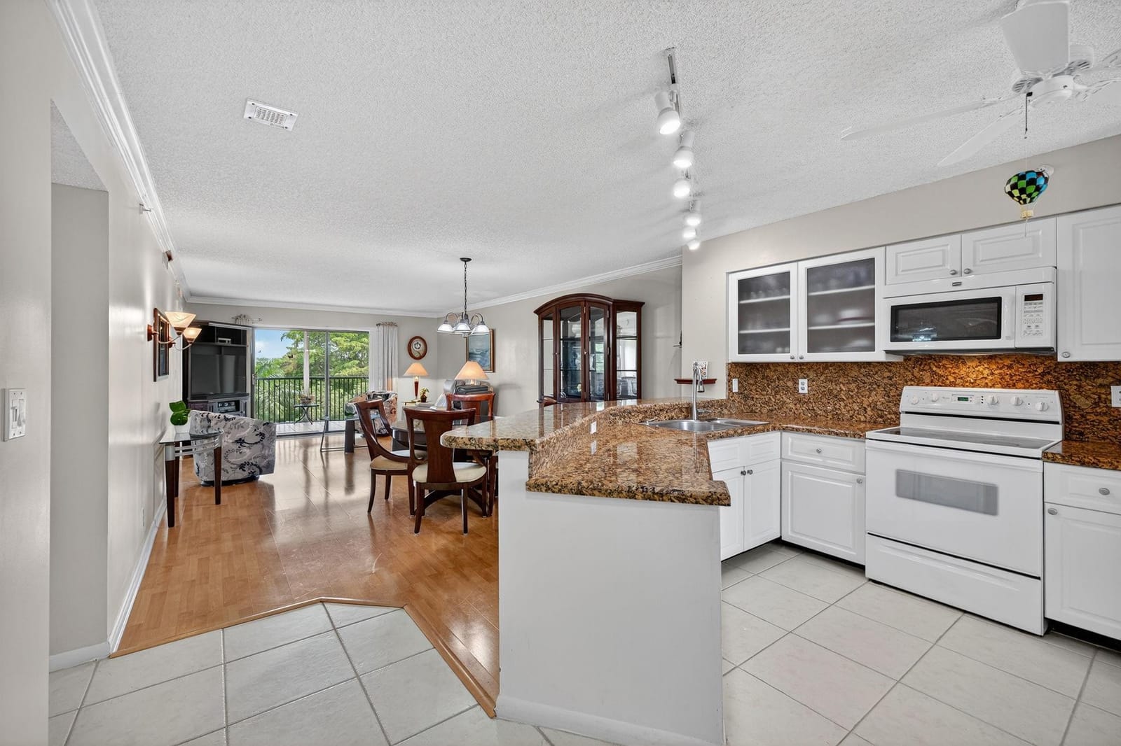 2205 S Cypress Bend Drive 505 — photo 2