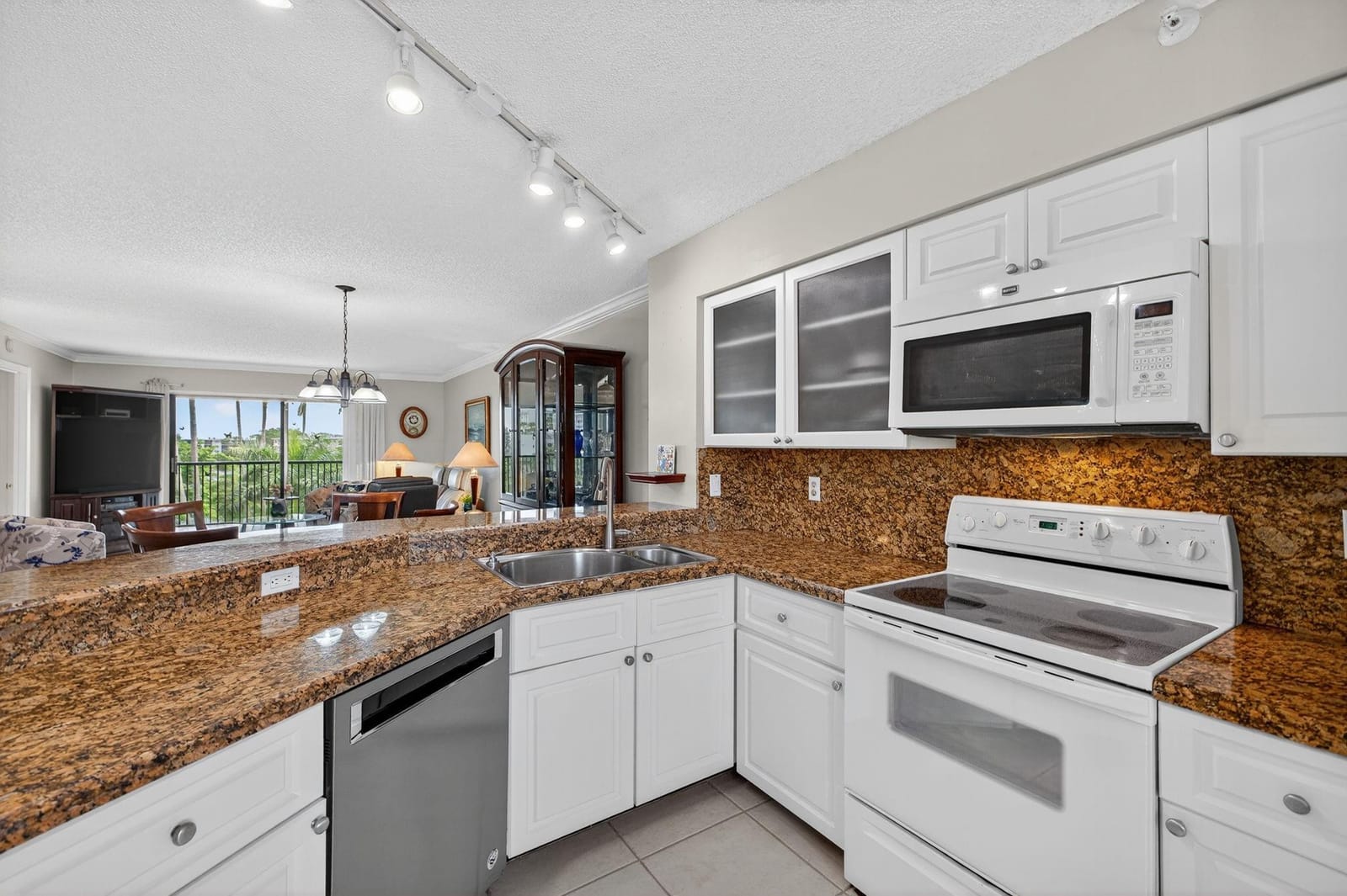 2205 S Cypress Bend Drive 505 — photo 3