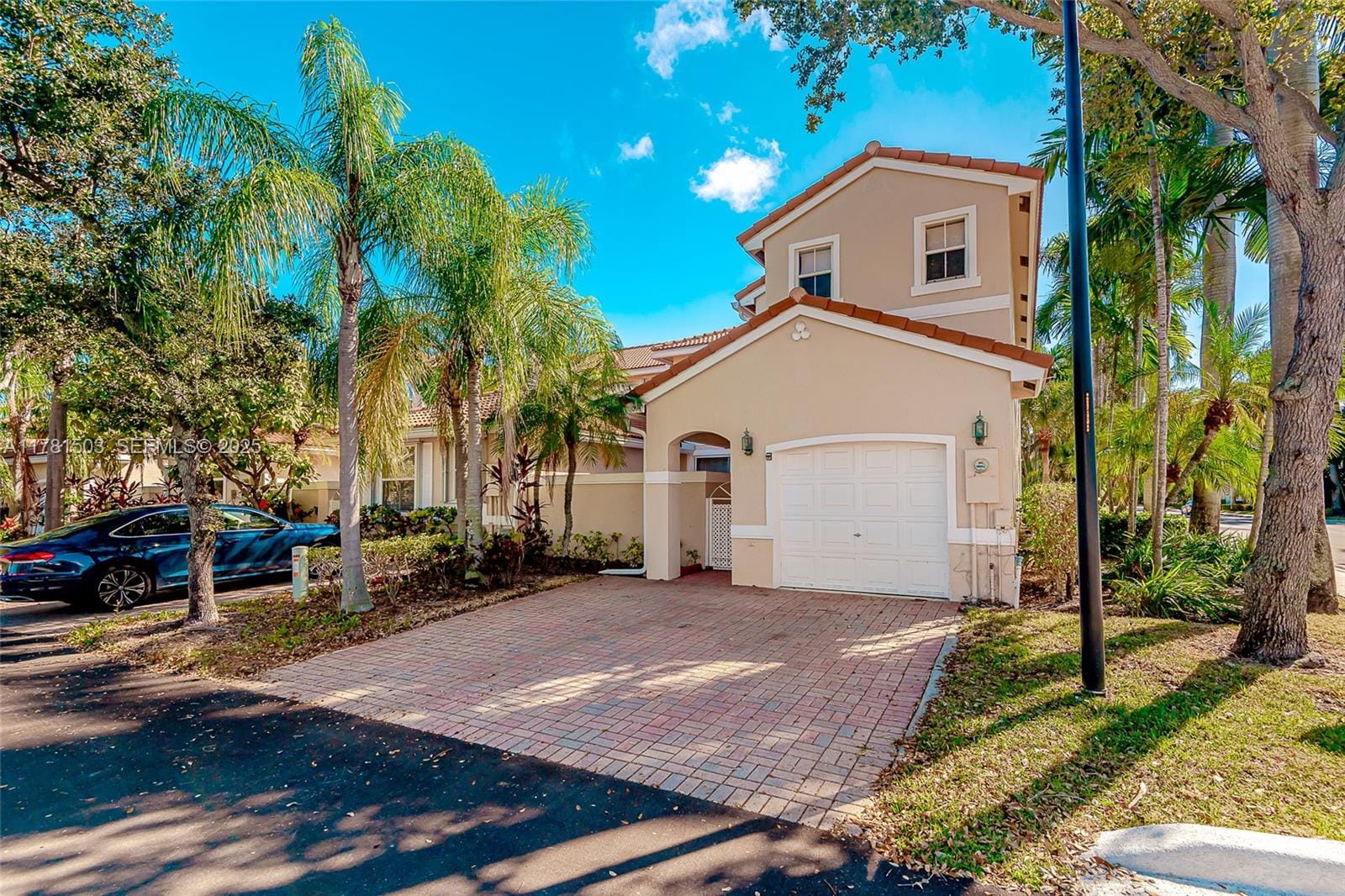 1094 Redwood Street ., Hollywood, FL 33019