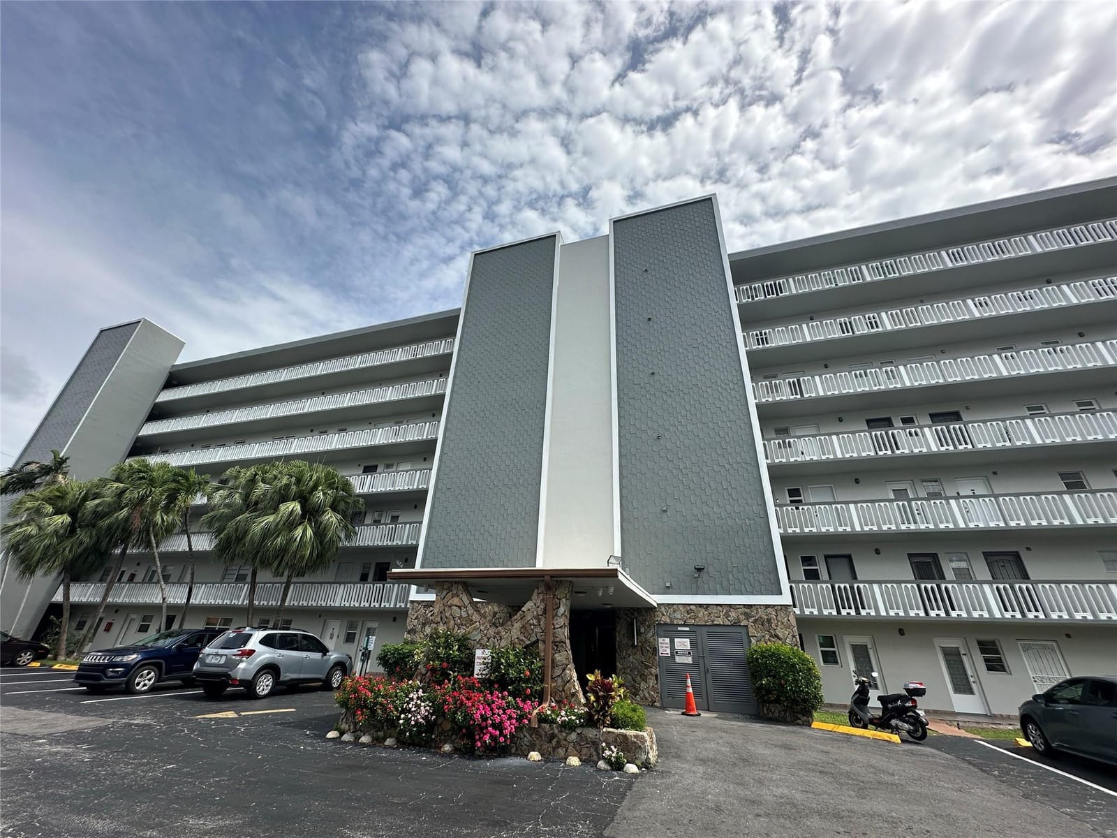 420 NE 12th Avenue 106, Hallandale Beach, FL 33009