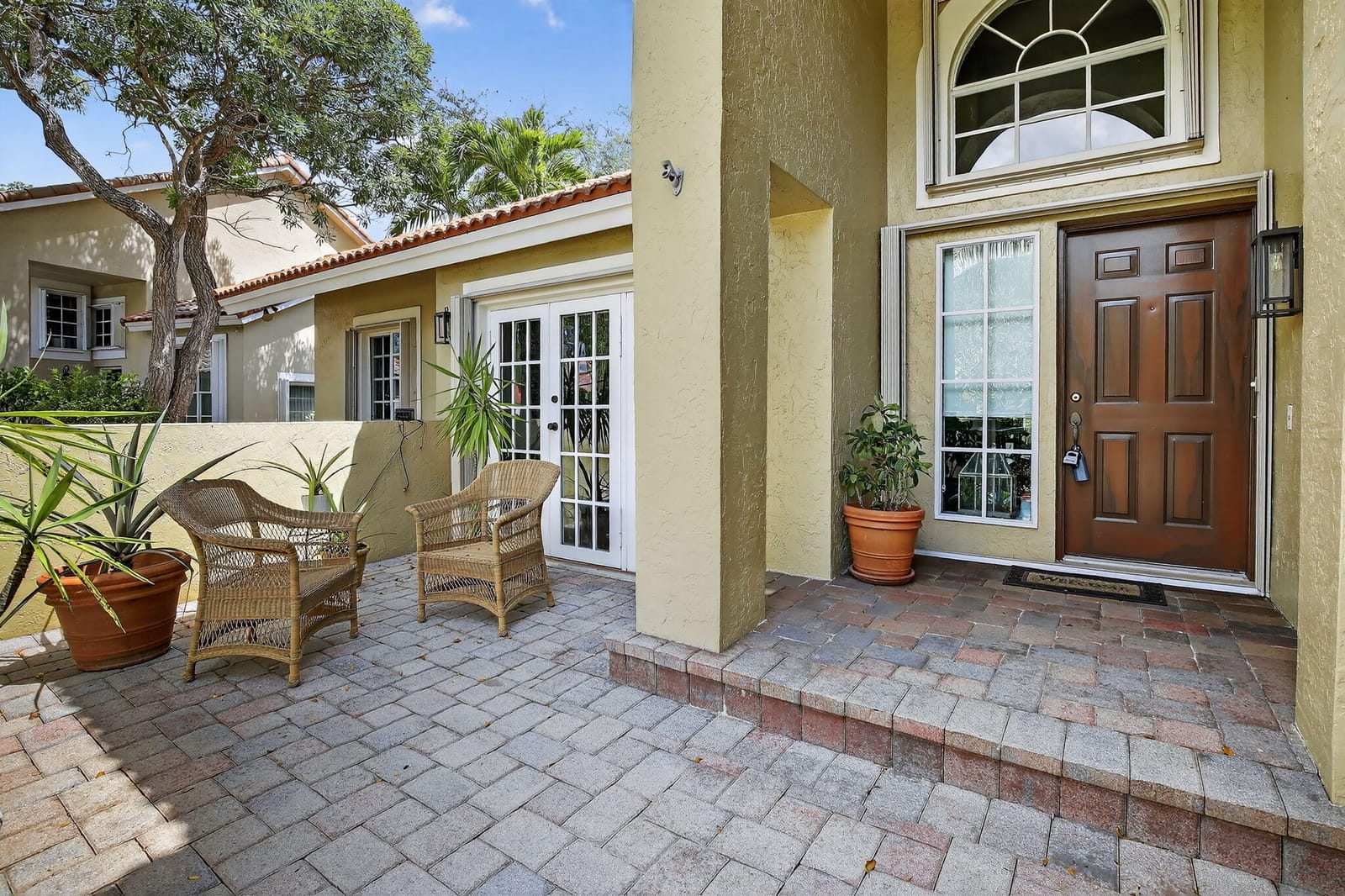 1182 Laguna Springs Drive — photo 3