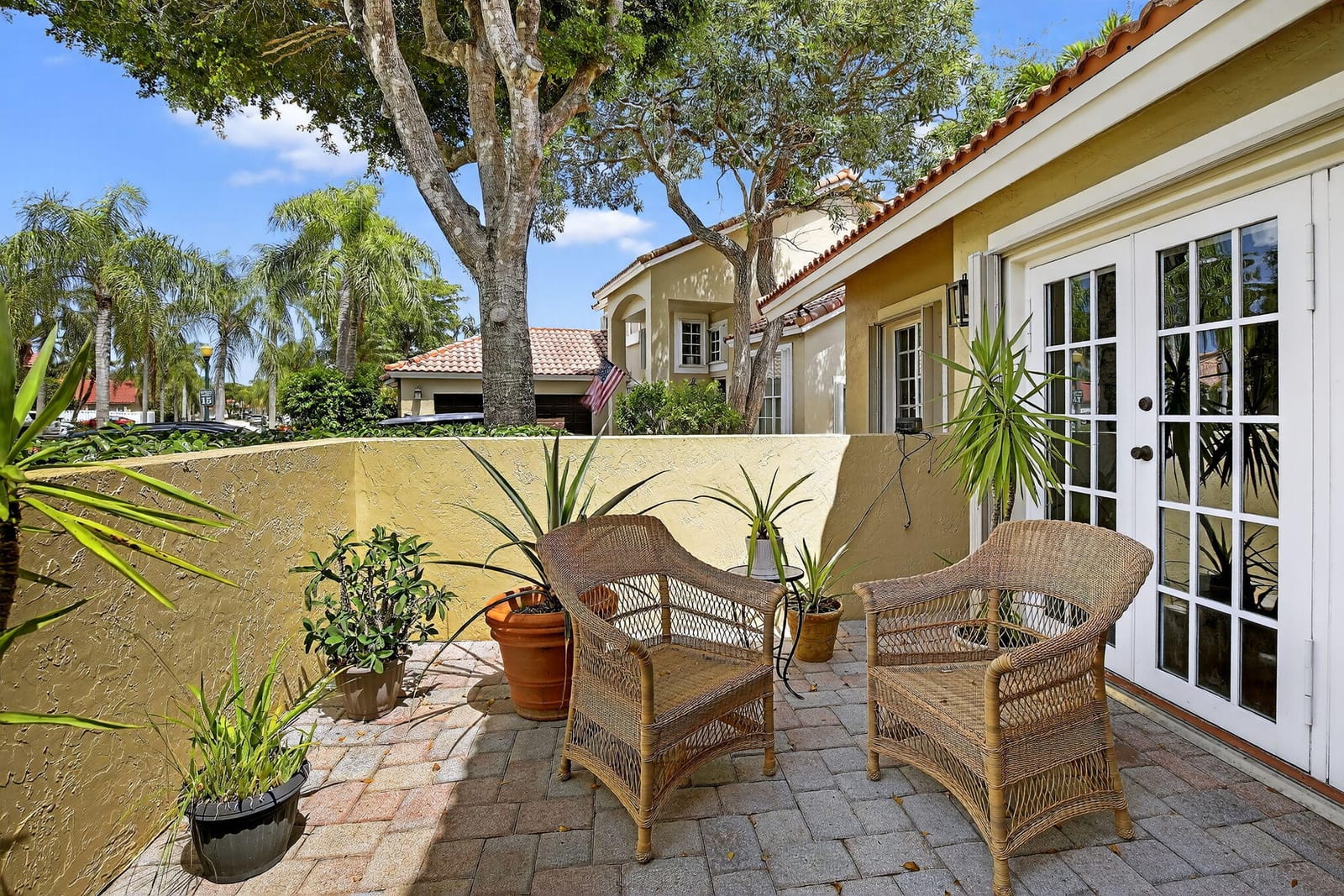 1182 Laguna Springs Drive — photo 4