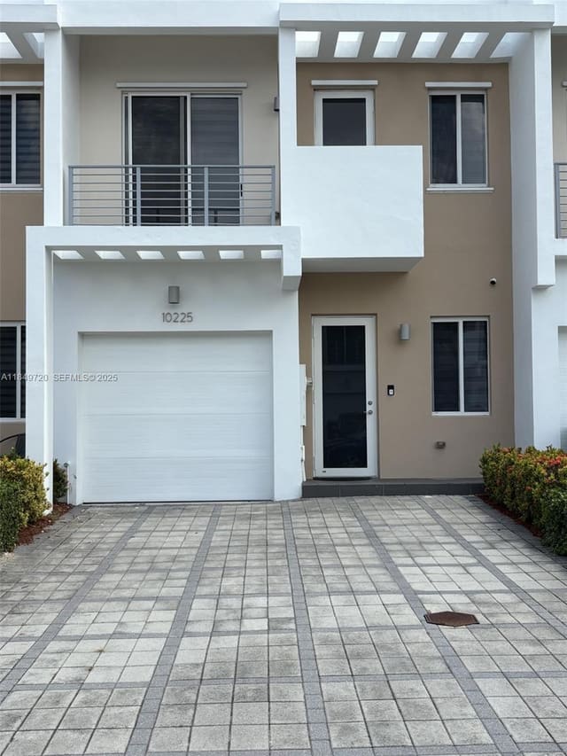 10225 NW 72nd Terrace, sold in Doral Palms North, Doral, FL