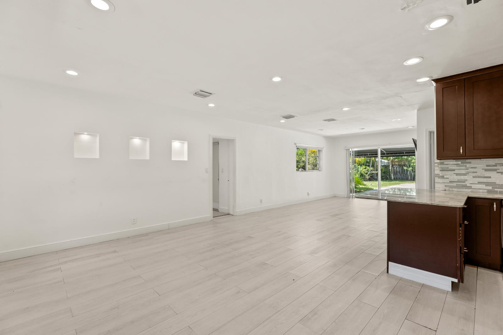 1637 N Victoria Park Road — photo 5
