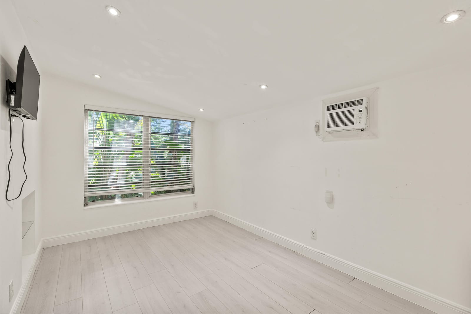 1637 N Victoria Park Road — photo 9