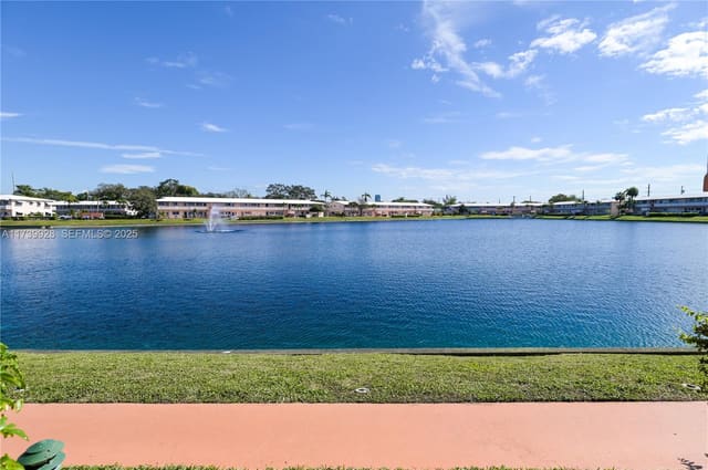 925 SW 11th Avenue 2J, Hallandale Beach, FL 33009
