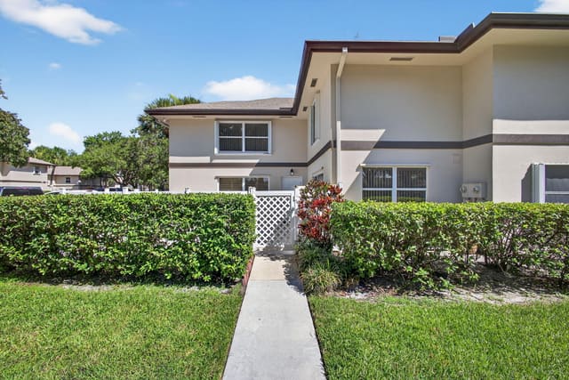 11 Amherst Court A, Royal Palm Beach, FL 33411
