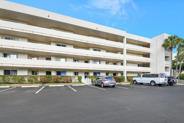 3186 Via Poinciana Drive 304, Lake Worth, FL 33467