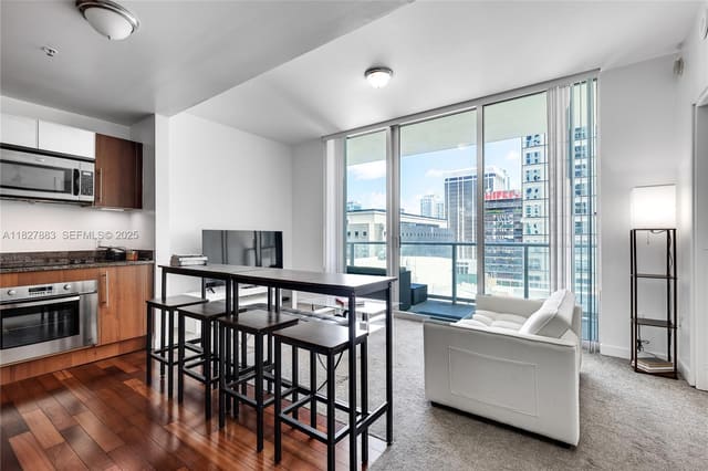300 S Biscayne Boulevard T-1403, sold in Met 1 Condo, Miami, FL