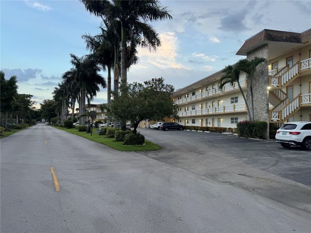 5111 W Oakland Park Boulevard 307, Lauderdale Lakes, FL 33313
