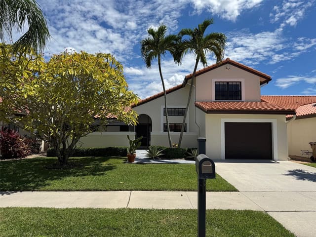 18 Capitol Court, Deerfield Beach, FL 33442