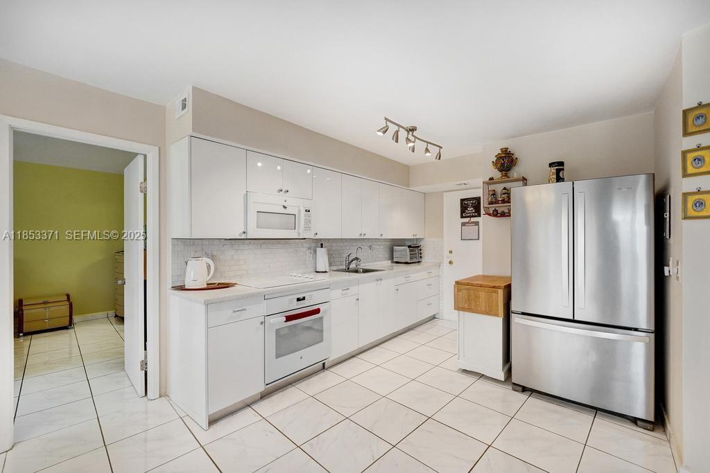 200 Diplomat Parkway 423, Hallandale Beach, FL 33009 photo 16