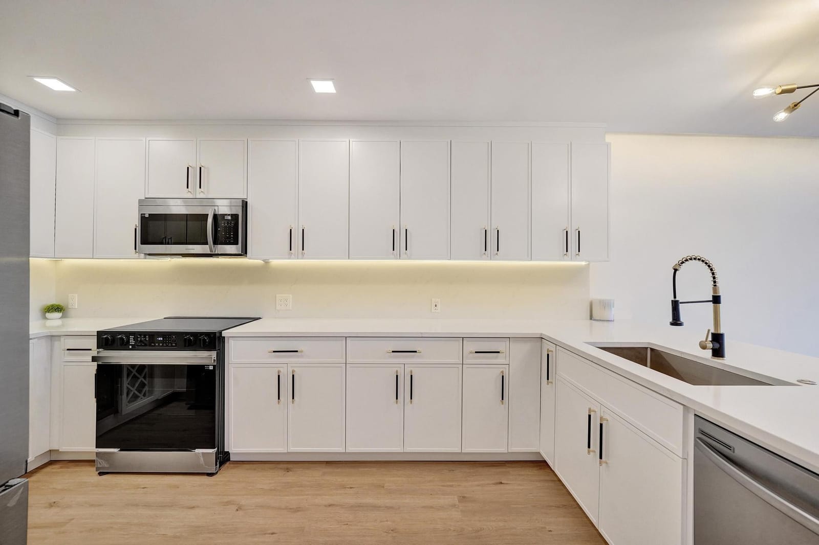 3300 N Palm Aire Drive 401 — photo 11