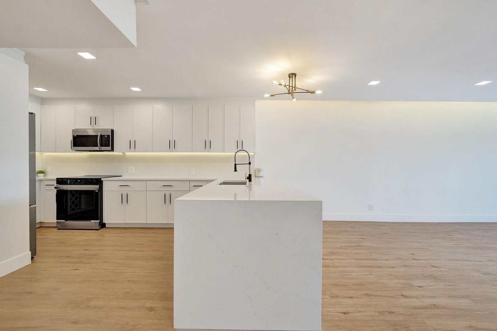 3300 N Palm Aire Drive 401 — photo 12