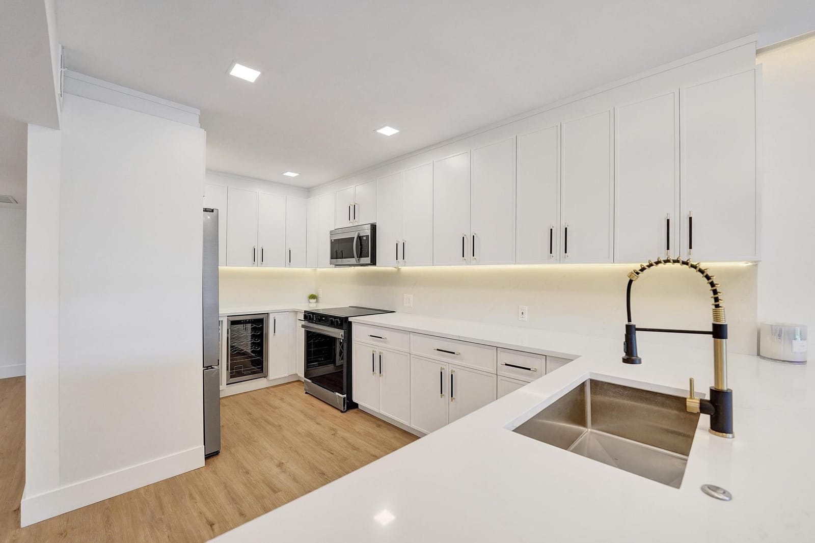 3300 N Palm Aire Drive 401 — photo 7