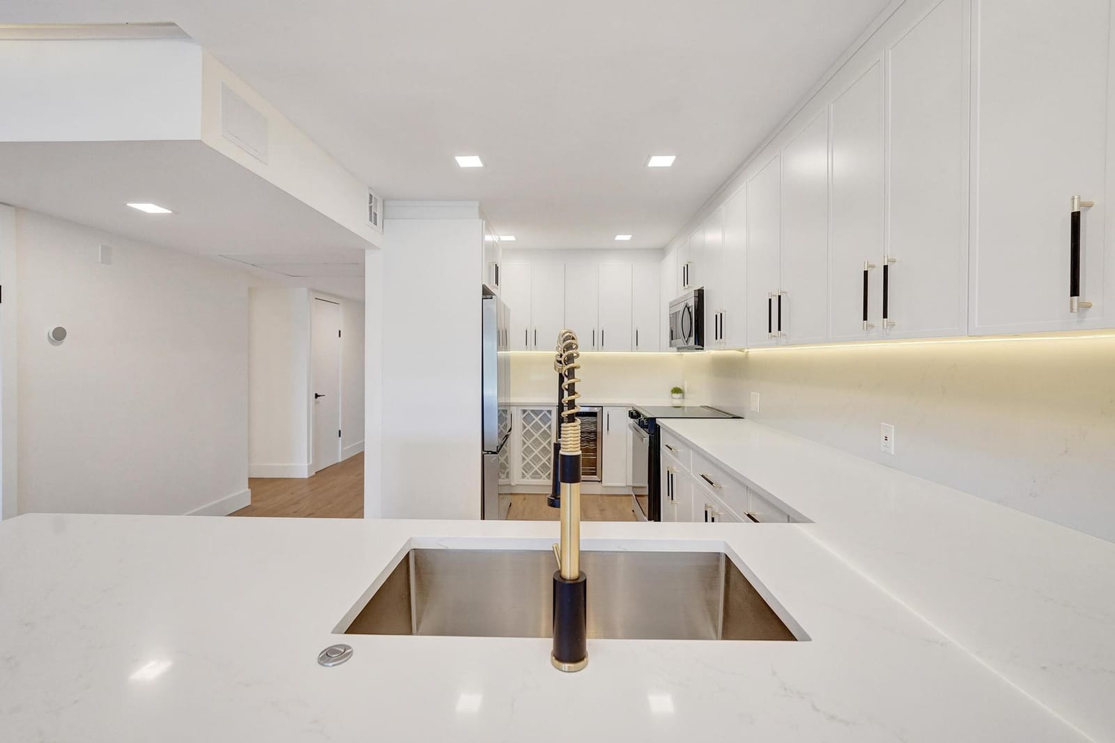 3300 N Palm Aire Drive 401 — photo 8