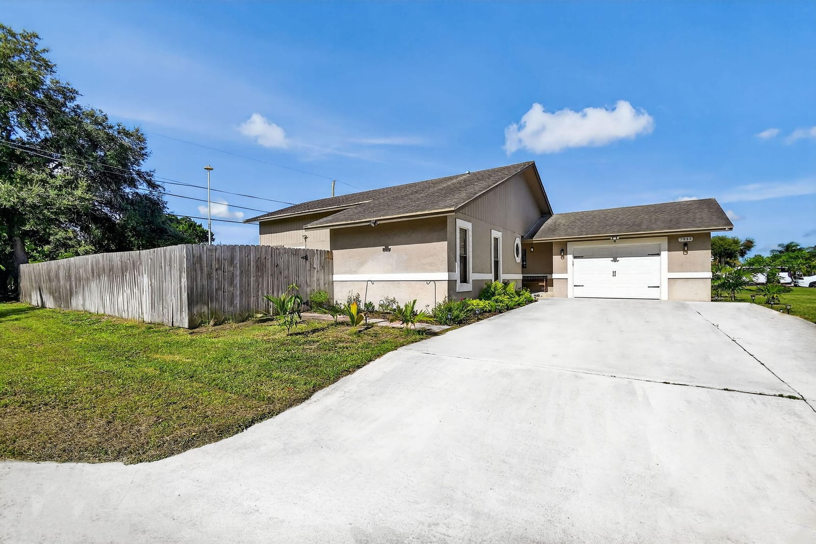 7555 Hilltop Drive, Lake Worth, FL 33463 photo 3