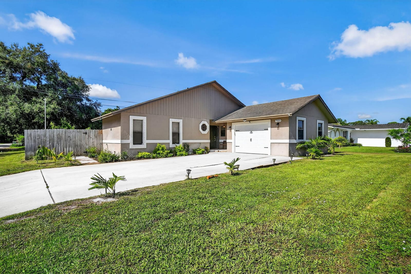 7555 Hilltop Drive, Lake Worth, FL 33463 photo 4