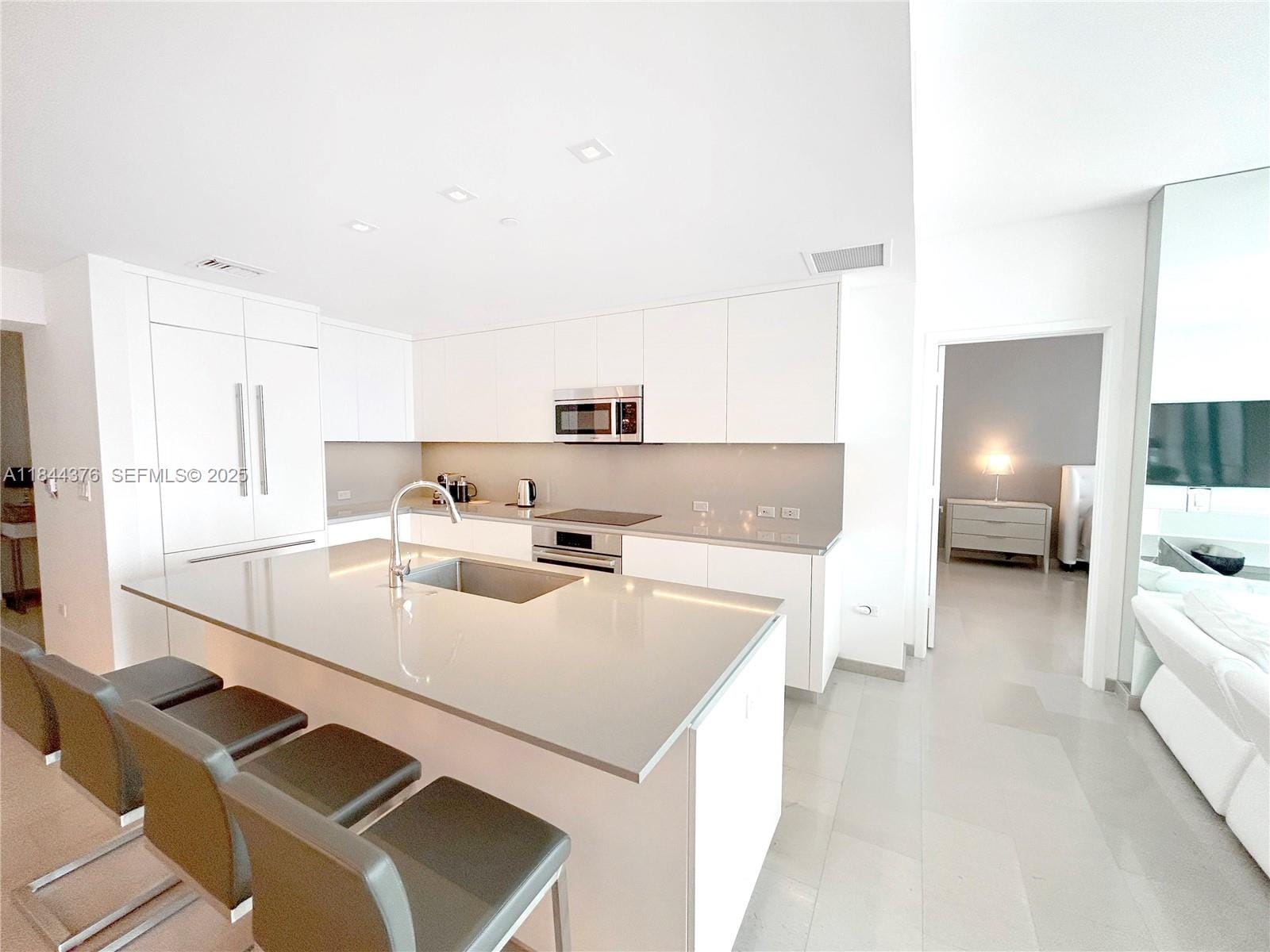 68 SE 6th Street 1903, Miami, FL 33131 photo 3