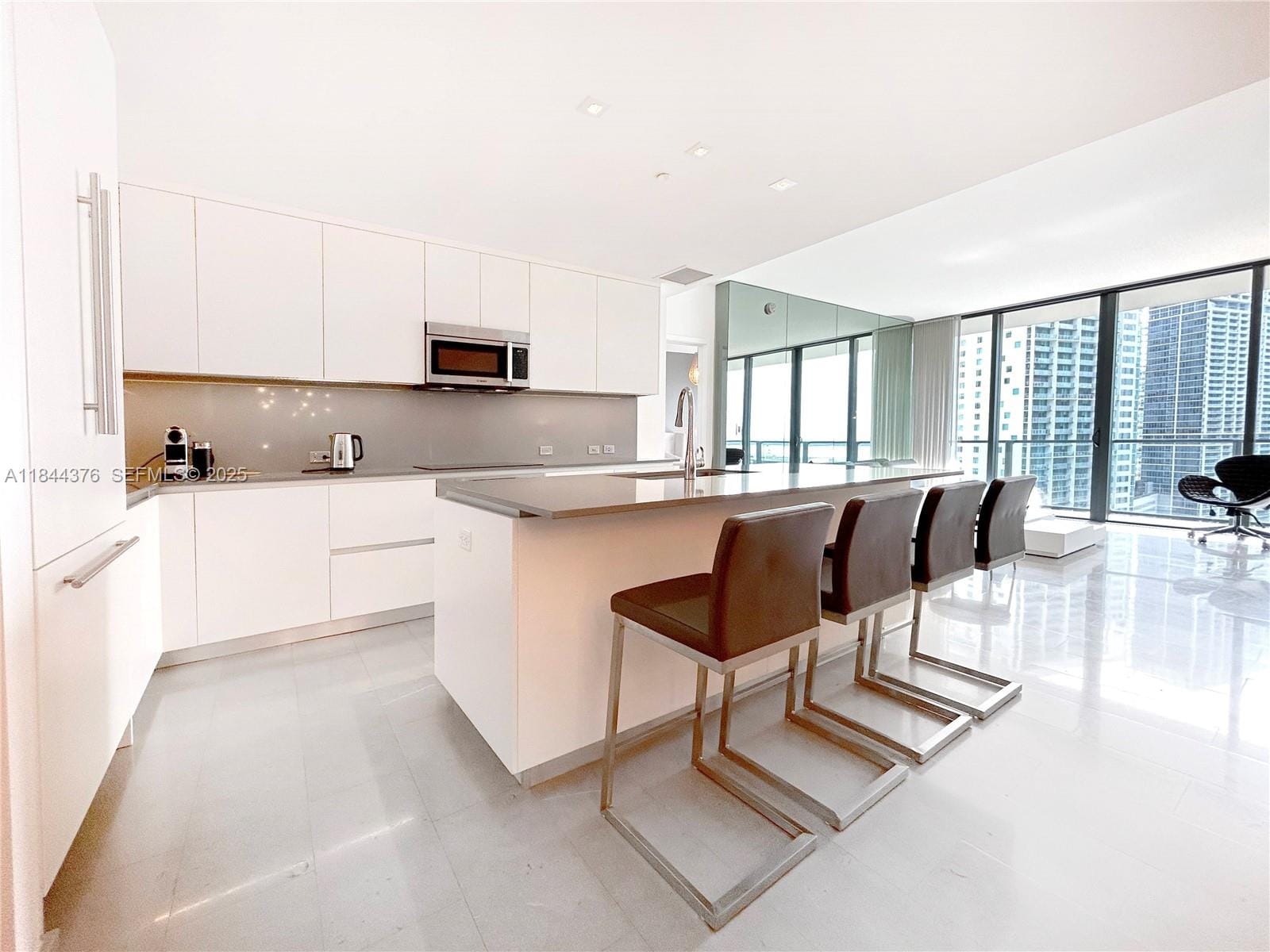 68 SE 6th Street 1903, Miami, FL 33131 photo 4