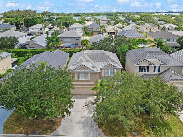 9842 N Grand Duke Circle, Tamarac, FL 33321
