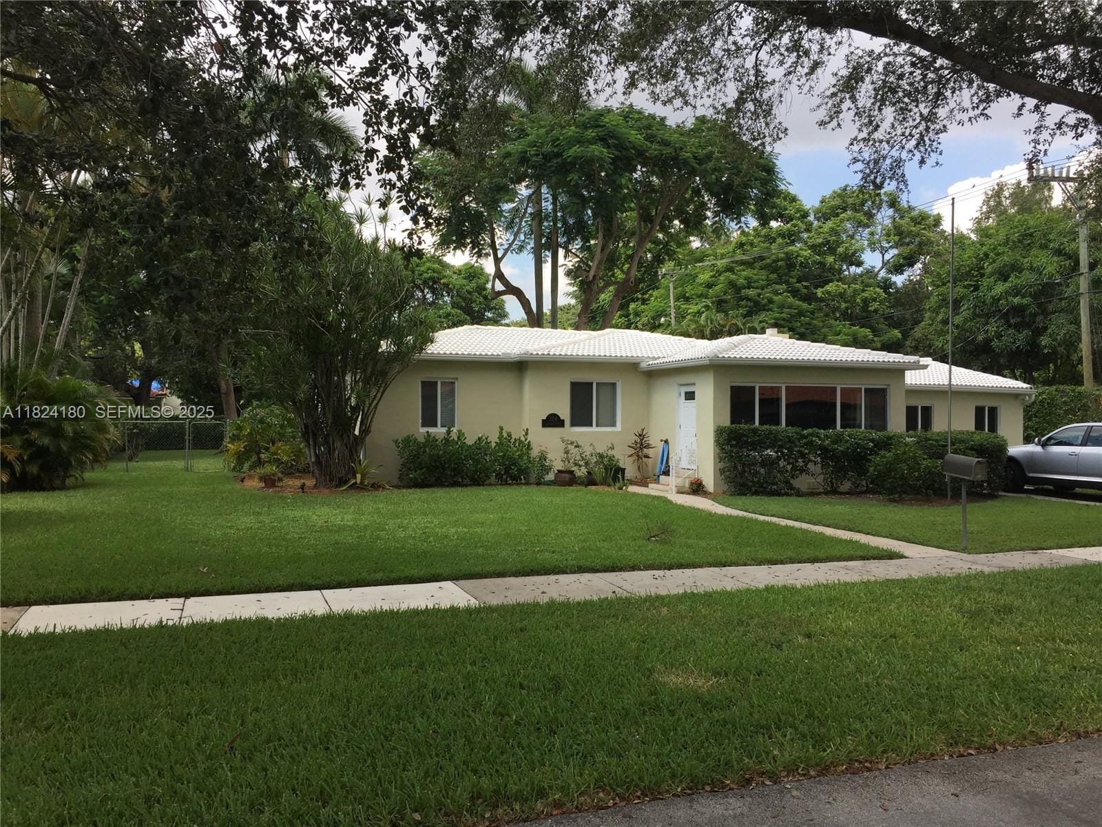324 La Villa Drive, Miami Springs, FL 33166 photo 2