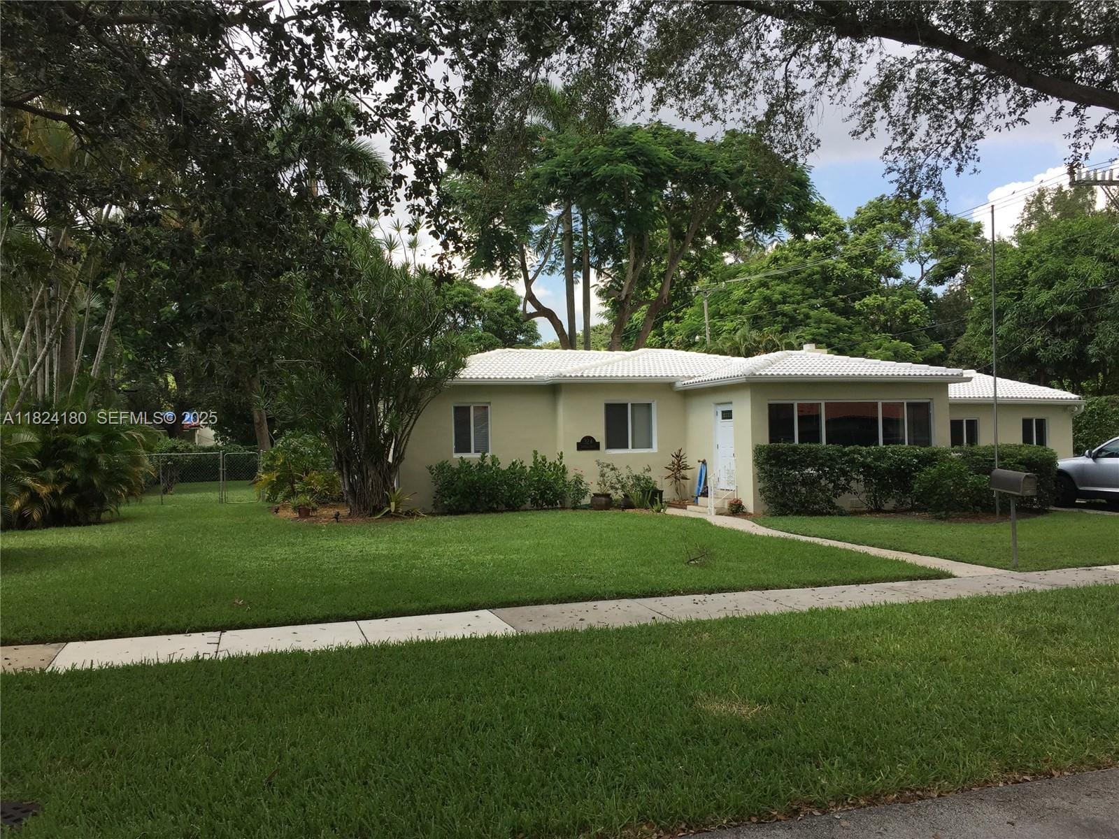 324 La Villa Drive, Miami Springs, FL 33166 photo 4