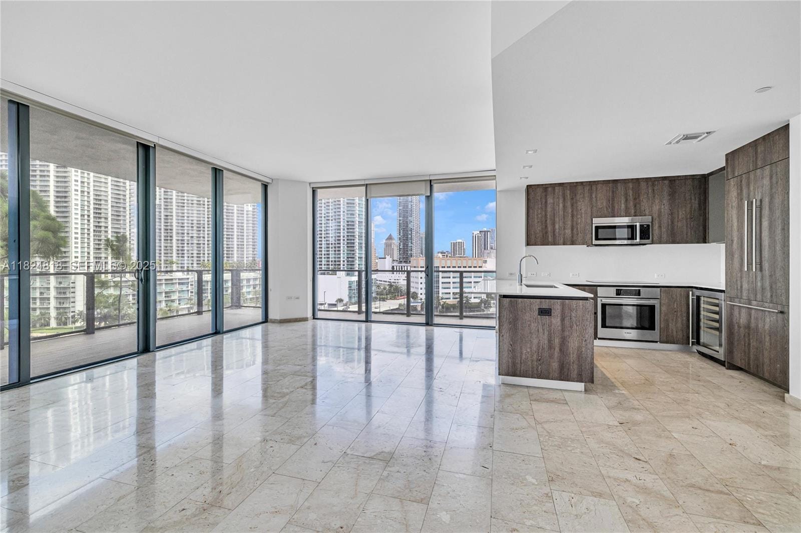 68 SE 6th Street 712, Miami, FL 33131 photo 2