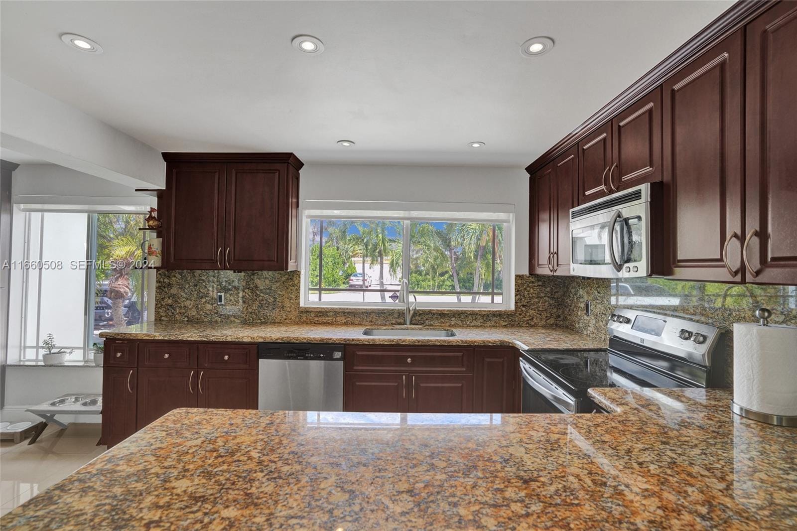 1910 N Hibiscus Drive — photo 11