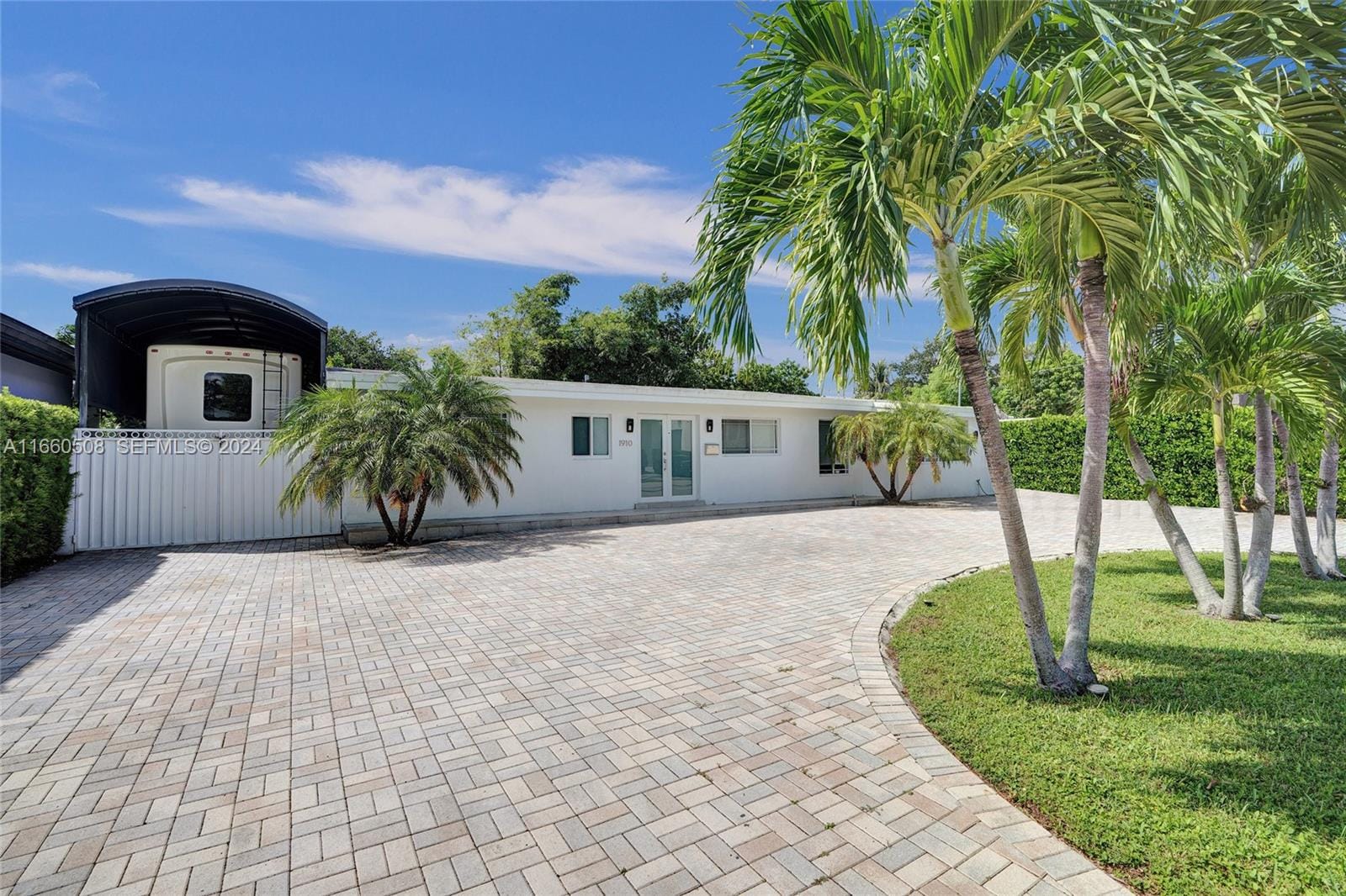 1910 N Hibiscus Drive — photo 3