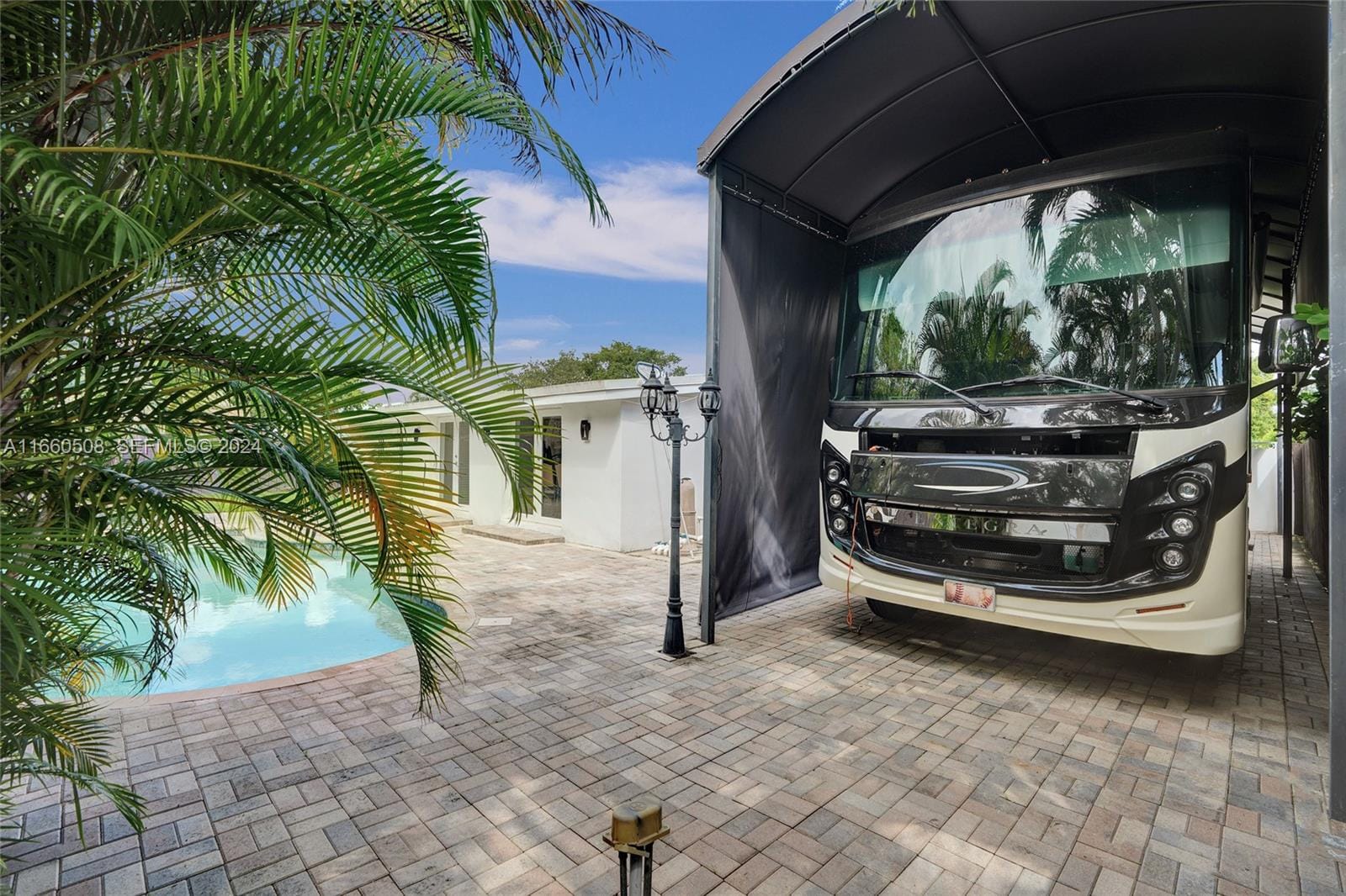 1910 N Hibiscus Drive — photo 4