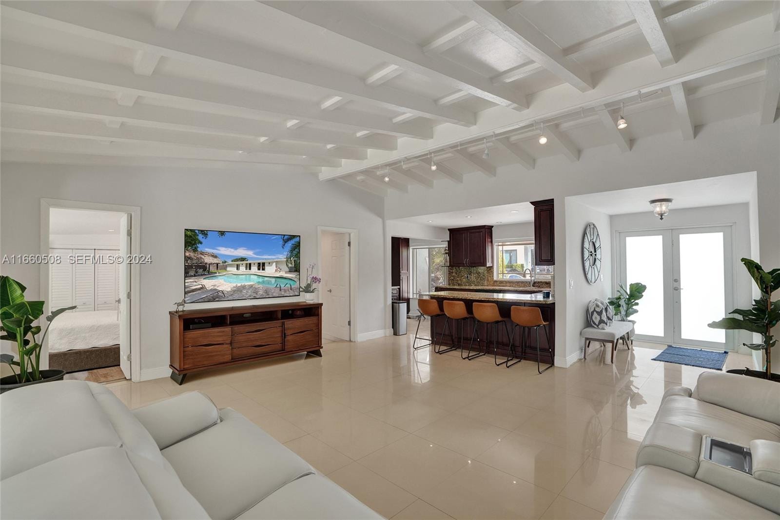 1910 N Hibiscus Drive — photo 9