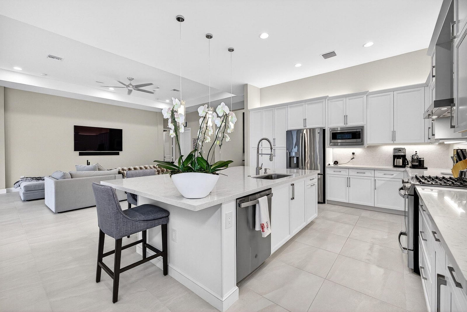 9265 Seahorse Bay Drive — photo 4